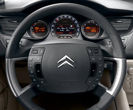 Volante con mandos centrales fijos