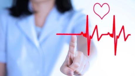 Palpitaciones cardíacas normales e irregulares: diferencia entre fibrilación auricular y arritmia