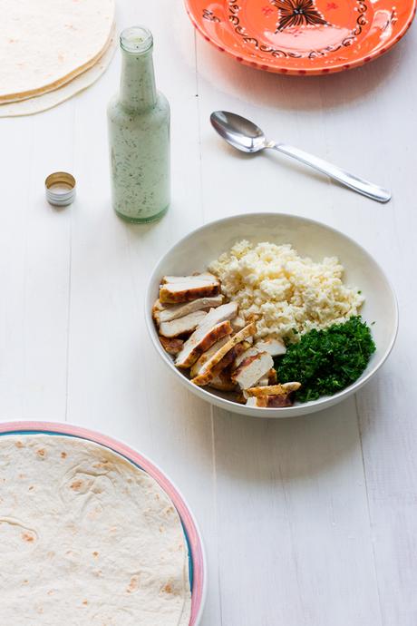 Rollitos de tortillas rellenas de pollo con salsa ranchera