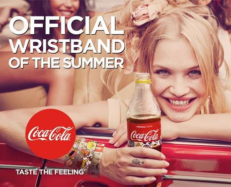 Coca-Cola transforma su etiqueta en una pulsera para festivales en Rumanía