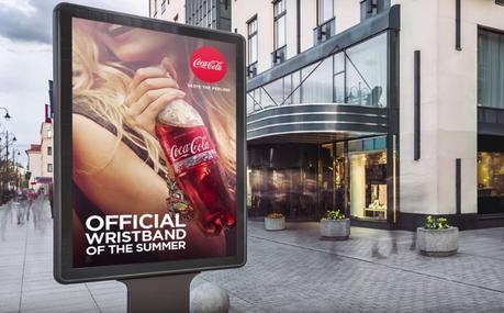Coca-Cola transforma su etiqueta en una pulsera para festivales en Rumanía