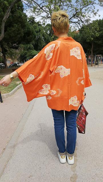 Camiseta, vaqueros y kimono