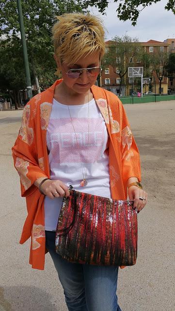 Camiseta, vaqueros y kimono