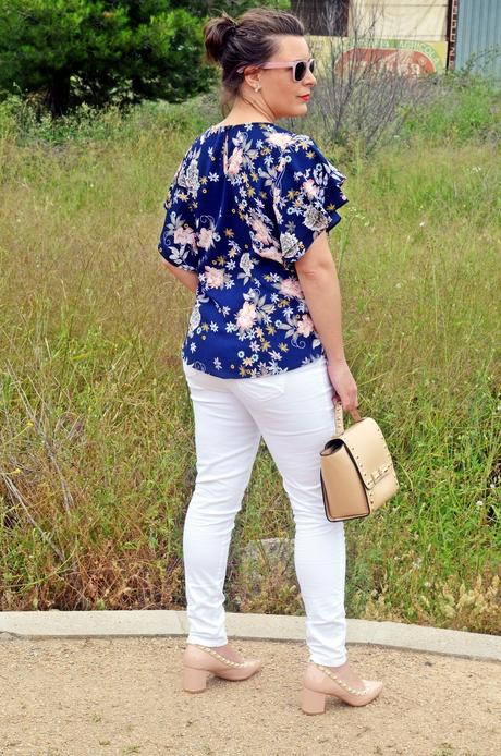 Camiseta de flores con volantes