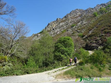 Molín de Salce. Desvío para subir a Braña la Folgueirosa