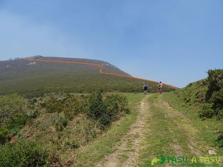 Camino al Pico Cervero desde la Collada la Folgueirosa