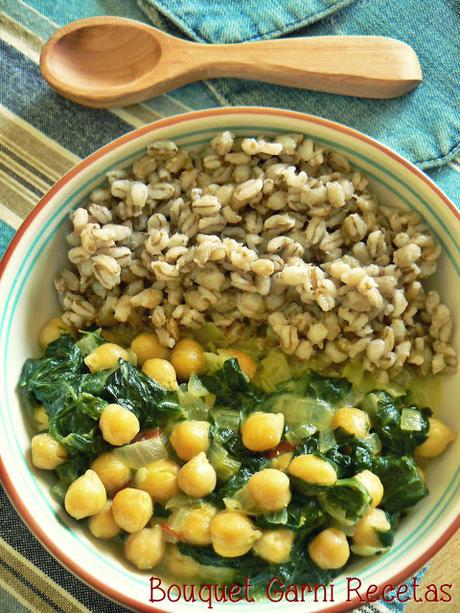 Curry de espinacas y garbanzos con cebada