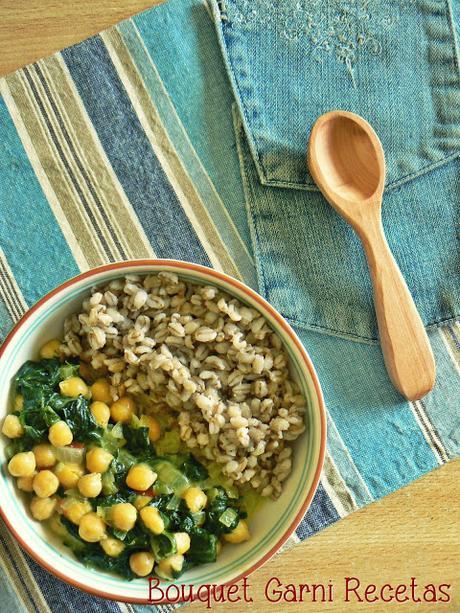 Curry de espinacas y garbanzos con cebada