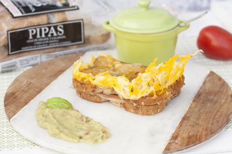 Sandwich loco de bacon con queso crujiente Sandwich loco de bacon con queso crujiente