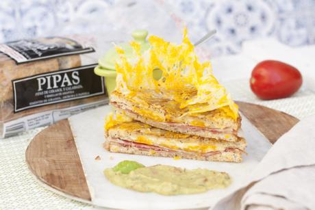 Sandwich loco de bacon con queso crujiente Sandwich loco de bacon con queso crujiente