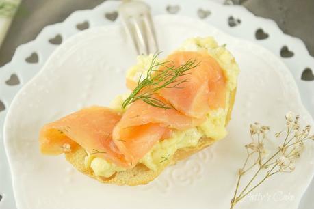 Crostini con revuelto de ricotta y salmón ahumado