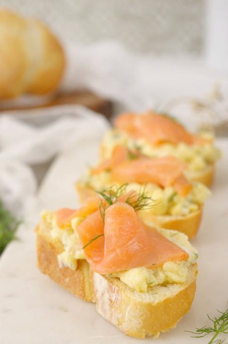 Crostini con revuelto de ricotta y salmón ahumado