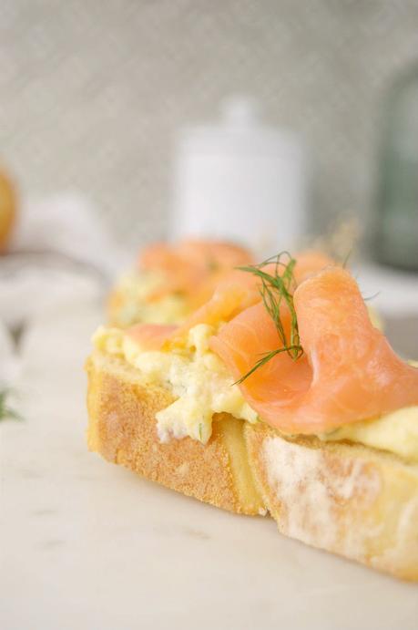 Crostini con revuelto de ricotta y salmón ahumado