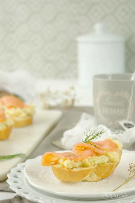 Crostini con revuelto de ricotta y salmón ahumado