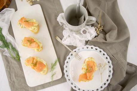 Crostini con revuelto de ricotta y salmón ahumado