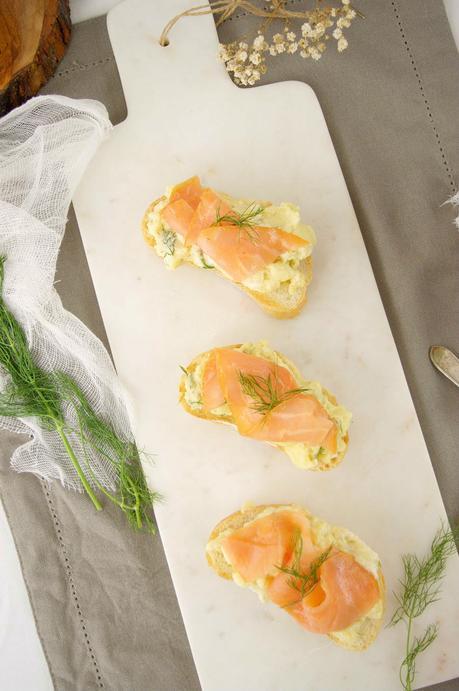 Crostini con revuelto de ricotta y salmón ahumado