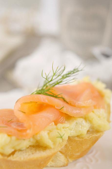 Crostini con revuelto de ricotta y salmón ahumado