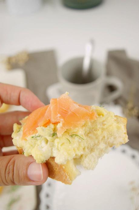 Crostini con revuelto de ricotta y salmón ahumado