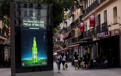 Heineken llena Madrid de anuncios falsos para celebrar la final de la Champions