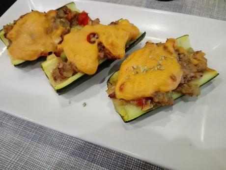 Calabacín relleno de verdura y carne con bechamel al azafrán