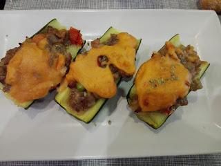 Calabacín relleno de verdura y carne con bechamel al azafrán