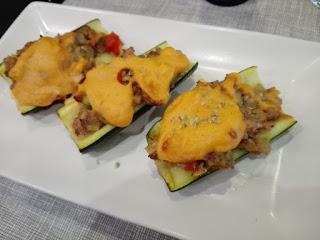 Calabacín relleno de verdura y carne con bechamel al azafrán