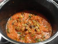 Calabacín relleno de verdura y carne con bechamel al azafrán