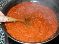 Calabacín relleno de verdura y carne con bechamel al azafrán