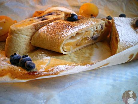 Topfenstrudel con albaricoques y arándanos