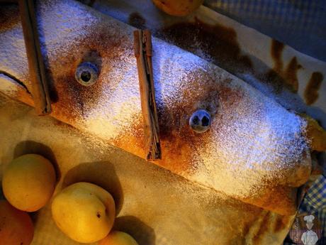 Topfenstrudel con albaricoques y arándanos