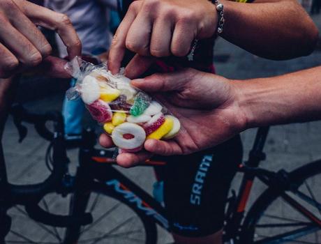 El azúcar en el ciclismo y su relación con las bebidas deportivas