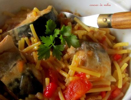 Caballa con fideos