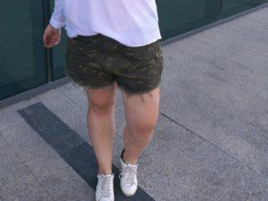 look talla grande con shorts militar camuflaje de primark con camisa blanca y snekaers para un outfit curvy de primavera