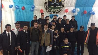 Lewis donó un millón de pesos a los bomberos de El Bolsón