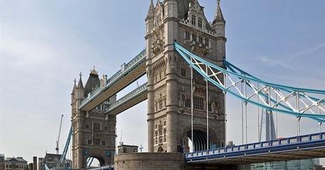 Coche atropella a varios peatones en el Puente de Londres
