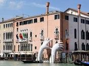 Lorenzo quinn unas manos gigantes sujetan venecia