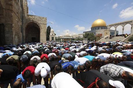 El no apartheid israelí: miles de palestinos invaden el Monte del Templo.