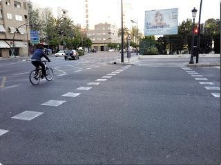 Ciclistas y peatones, una convivencia imposible en Valencia.