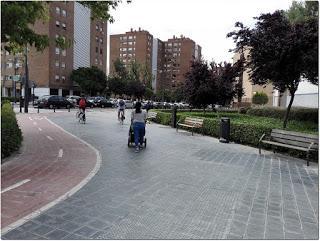 Ciclistas y peatones, una convivencia imposible en Valencia.