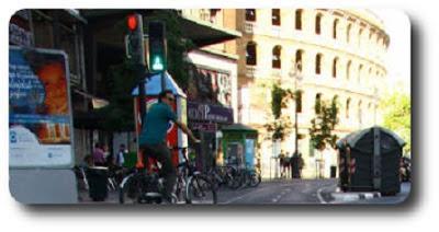 Ciclistas y peatones, una convivencia imposible en Valencia.