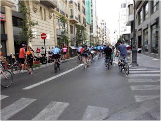 Ciclistas y peatones, una convivencia imposible en Valencia.