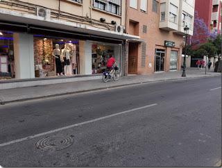 Ciclistas y peatones, una convivencia imposible en Valencia.