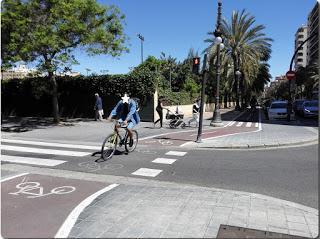 Ciclistas y peatones, una convivencia imposible en Valencia.