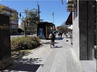 Ciclistas y peatones, una convivencia imposible en Valencia.