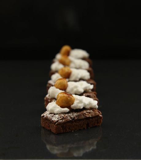 Mini brownies de Oleocao. Receta de petit four para una sobremesa sofisticada