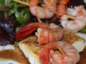 Gambas brocheta ensalada queso fresco.