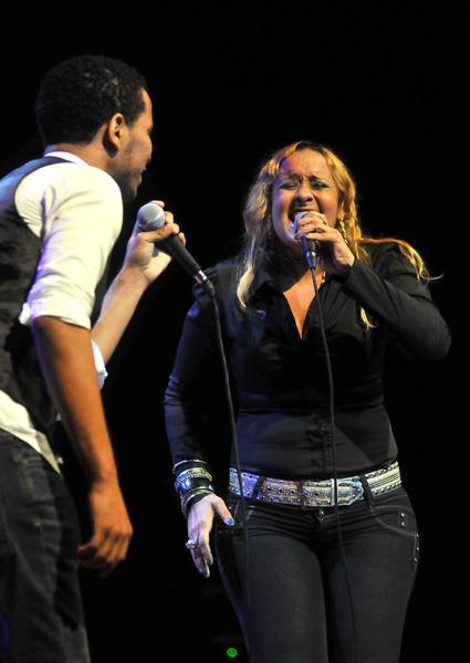 Actuación de Misael (I) e Ibelize (D), voces acompañantes de la cantante dominicana Maridalia Hernández,  durante el concierto clausura del encuentro Voces Populares,  realizado en el  Teatro Nacional, en La Habana, Cuba, el 9 de noviembre de 2013 AIN FOTO/Oriol de la Cruz