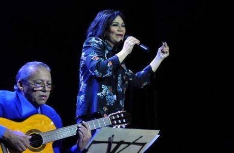 Actuación de la cantante dominicana Maridalia Hernández,  acompañada por el maestro Rey Montesinos,  durante el concierto clausura del encuentro Voces Populares,  realizado en el  Teatro Nacional, en La Habana, Cuba, el 9 de noviembre de 2013 AIN FOTO/Oriol de la Cruz ATENCIO