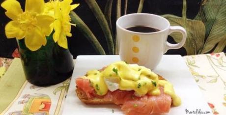Tosta con huevo benedictine y salmón