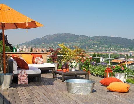Terraza decorada en tonos naranja